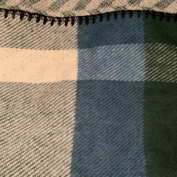 BCBGMAXAZRIA SCARF Reversible wrap - Picture 6 of 6